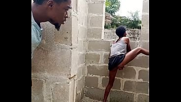 Přistihl jsem ji, jak se uspokojuje v rozestavěné budově, a rozhodl jsem se jí pomoct  | Porno video